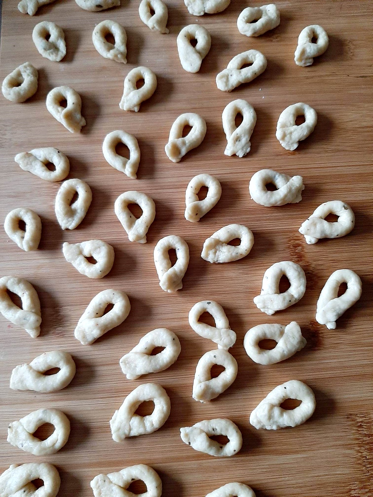Taralli. Covrigei cu ulei de masline si vin alb