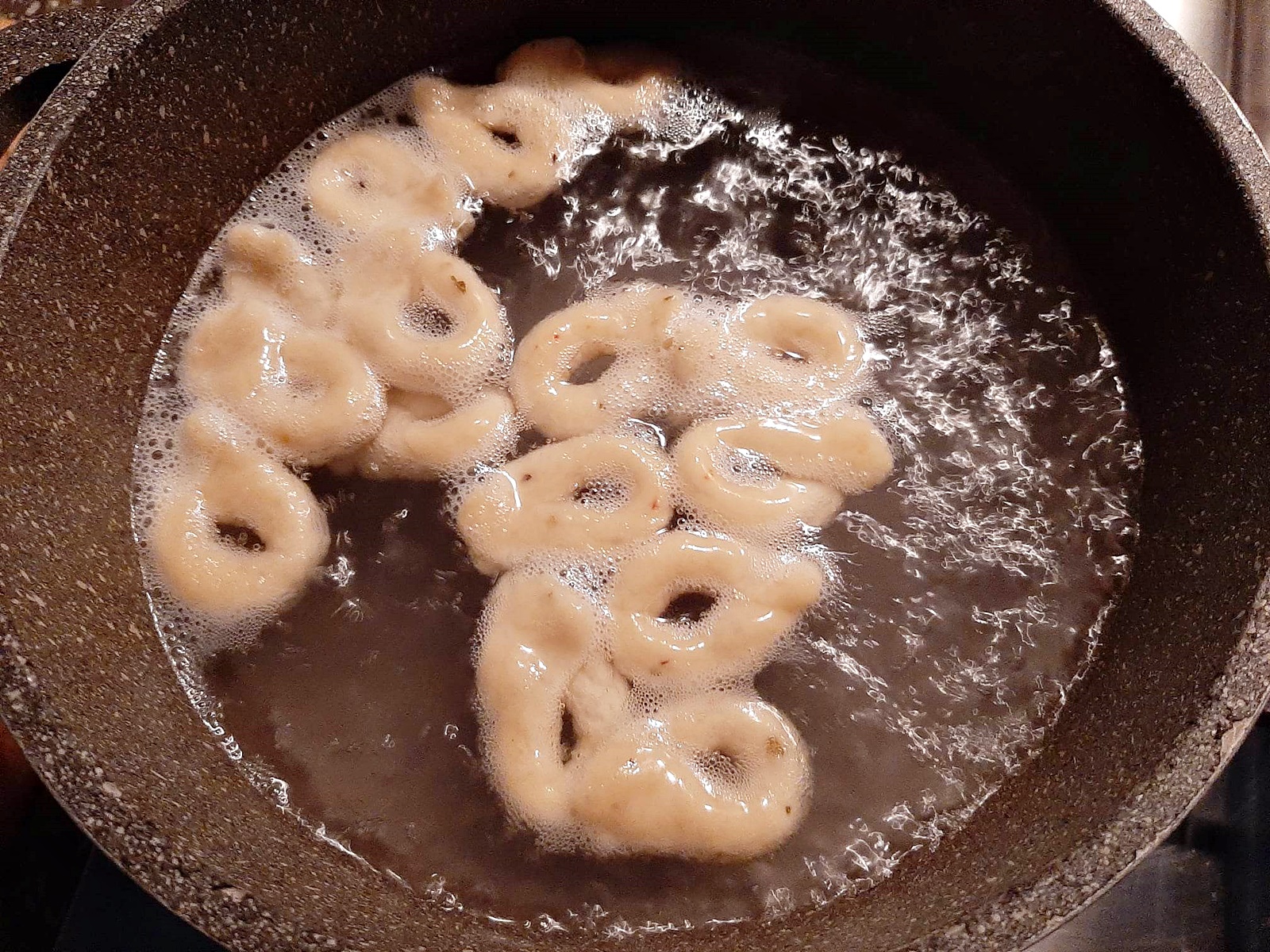 Taralli. Covrigei cu ulei de masline si vin alb