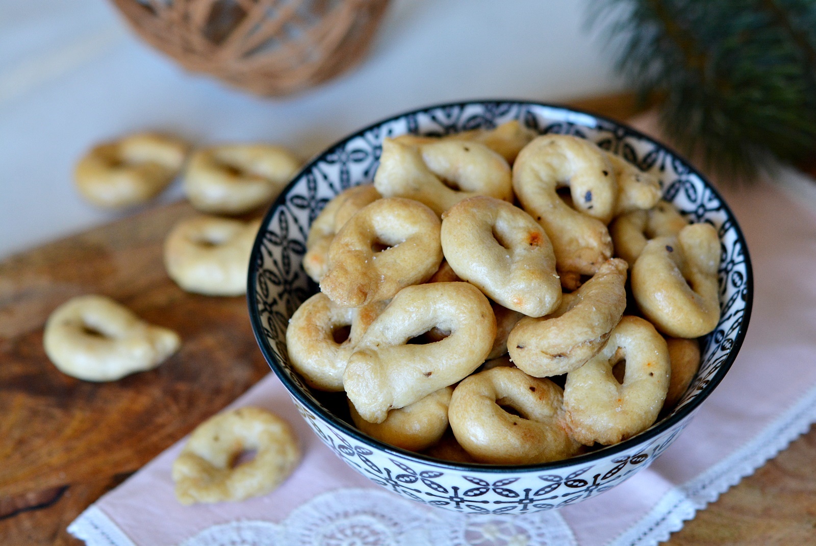 Taralli. Covrigei cu ulei de masline si vin alb