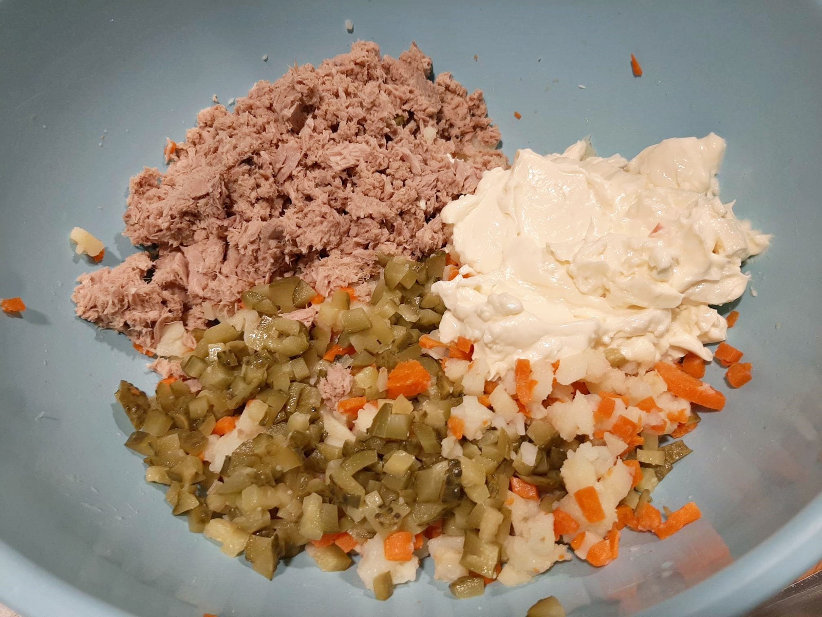 Salata de legume cu ton si maioneza