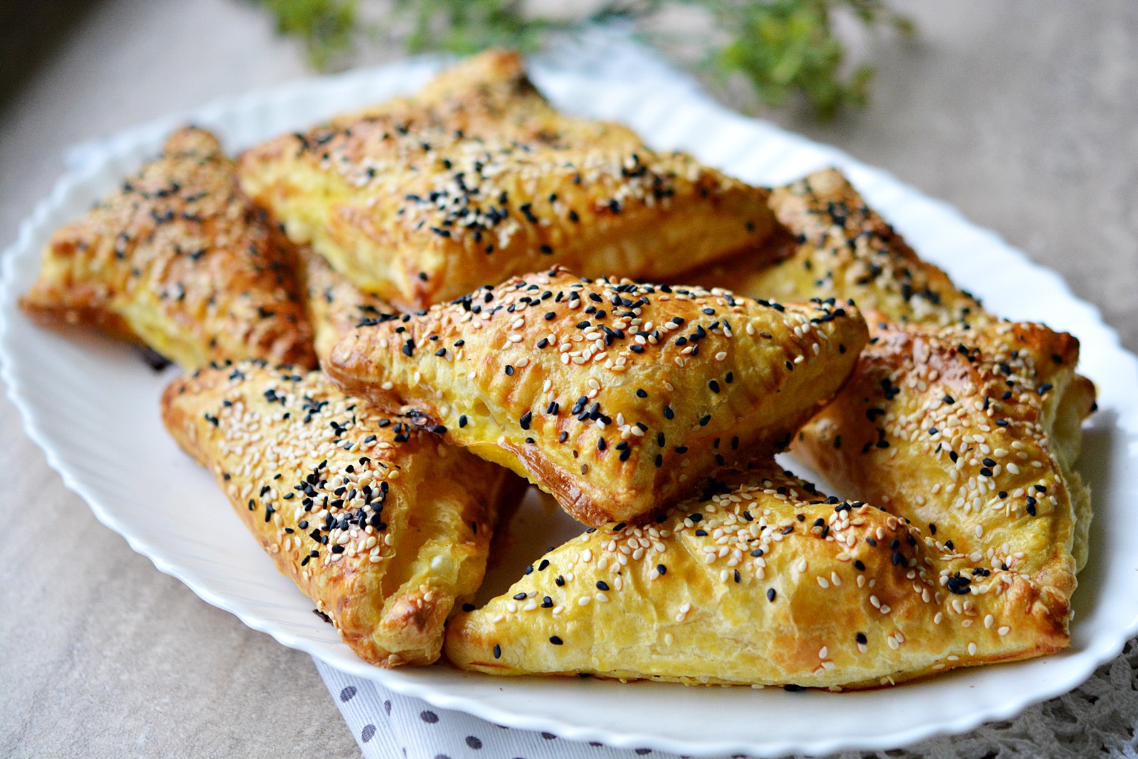 Pateuri cu branza din aluat foietaj. Reteta rapida si gustoasa