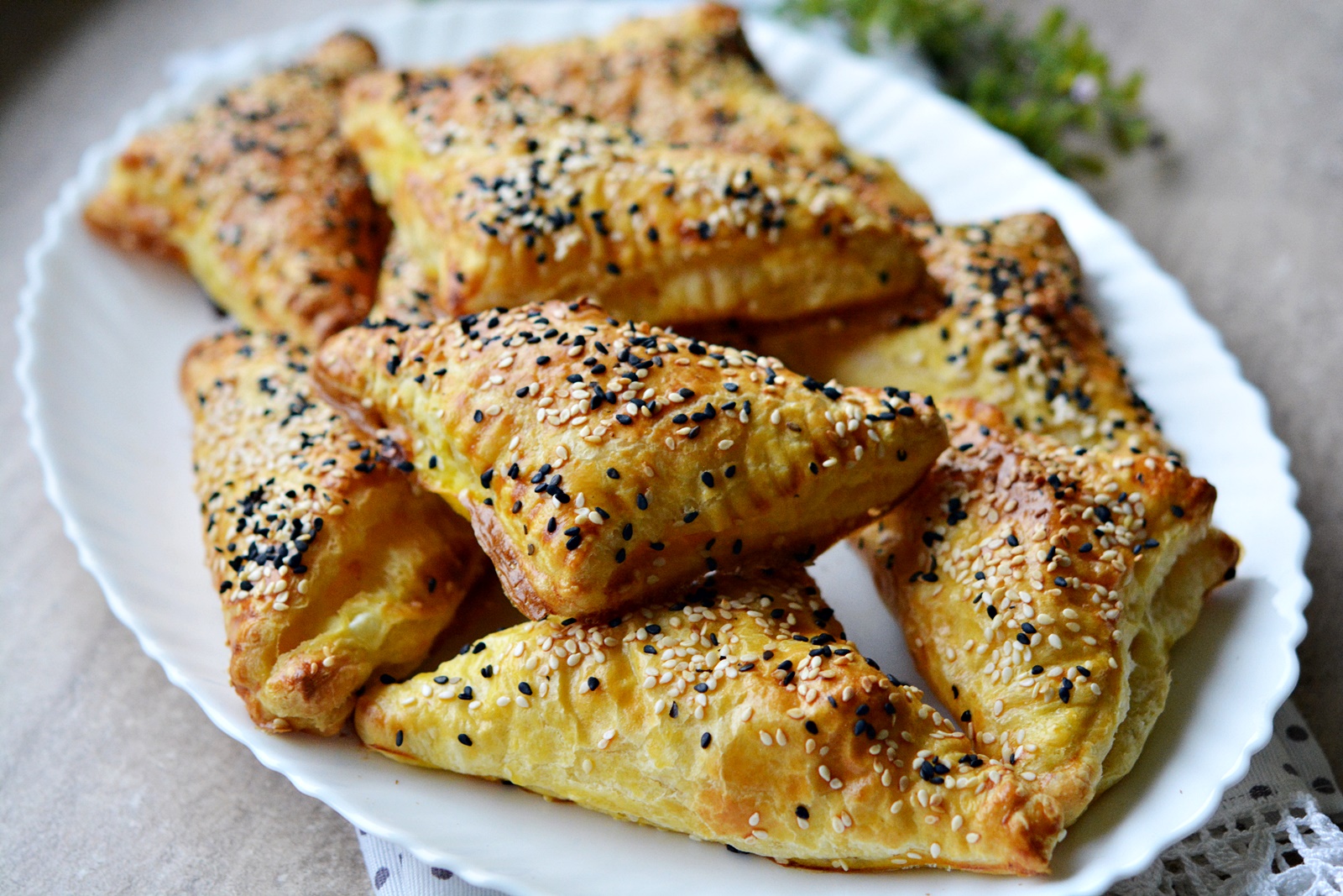 Pateuri cu branza din aluat foietaj. Reteta rapida si gustoasa