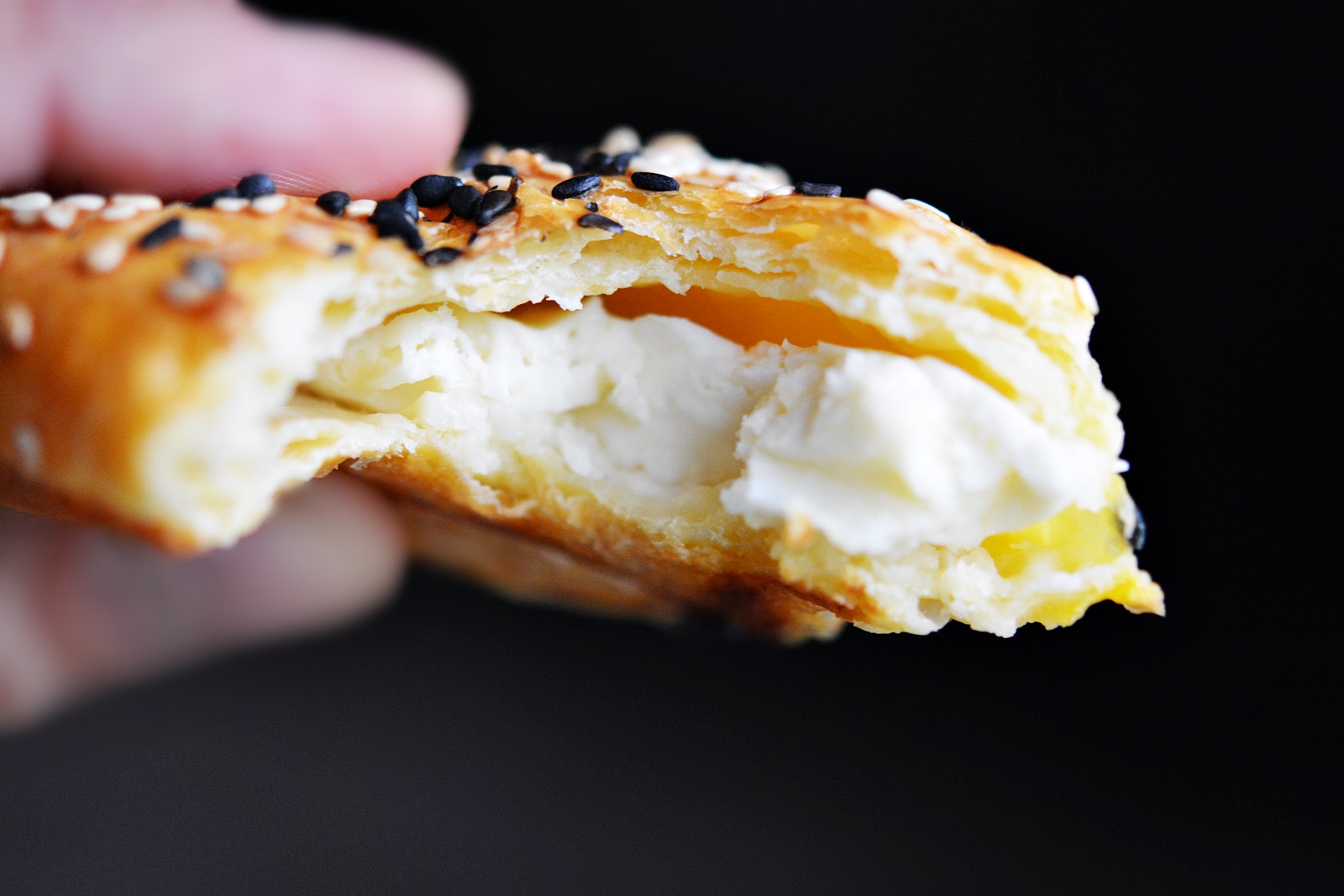 Pateuri cu branza din aluat foietaj. Reteta rapida si gustoasa