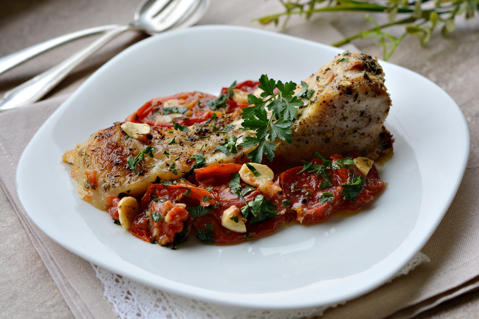 Reteta simpla si gustoasa de peste cu rosii si usturoi la cuptor: preparat sanatos si plin de savoare