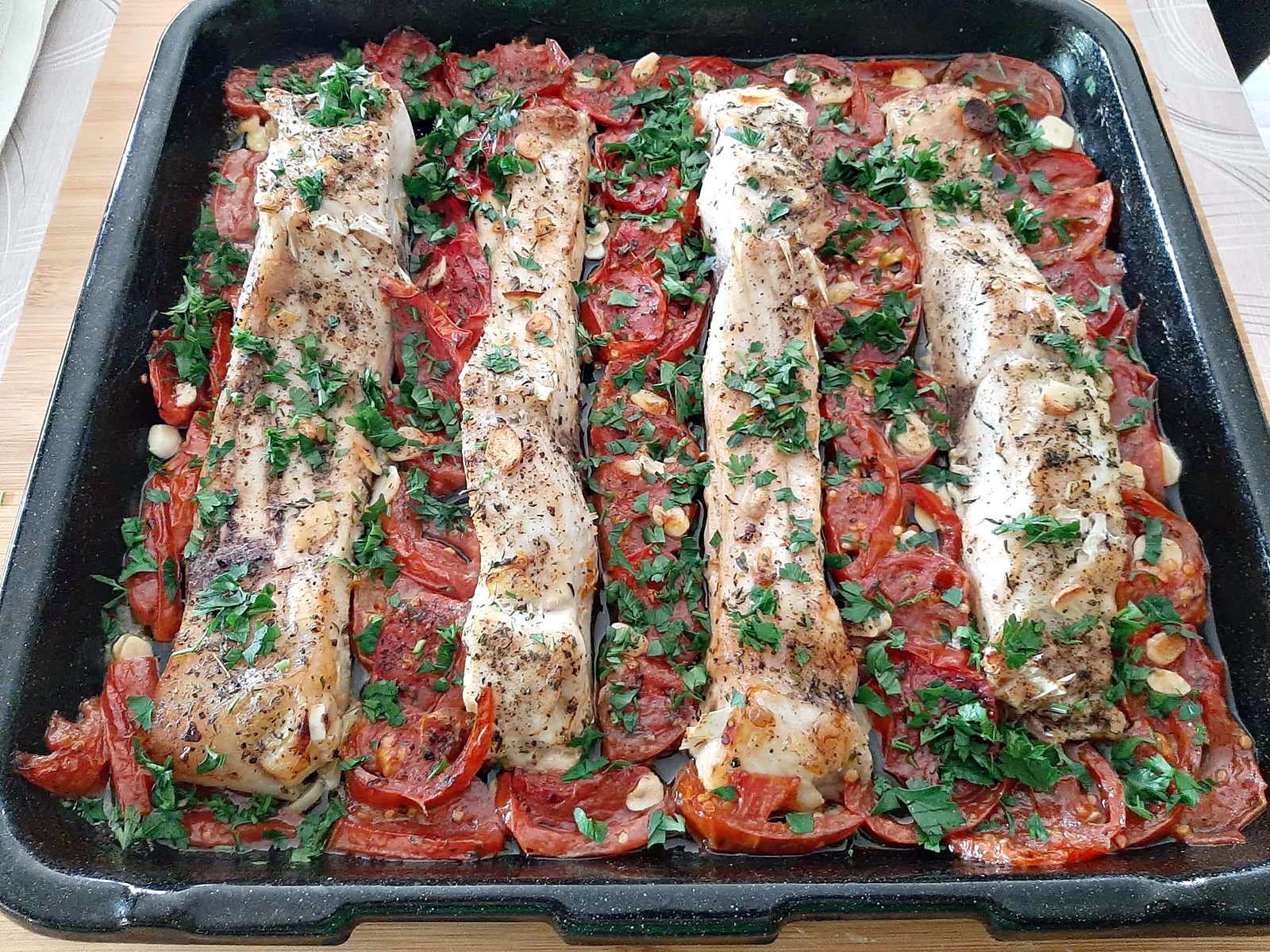 Reteta simpla si gustoasa de peste cu rosii si usturoi la cuptor: preparat sanatos si plin de savoare