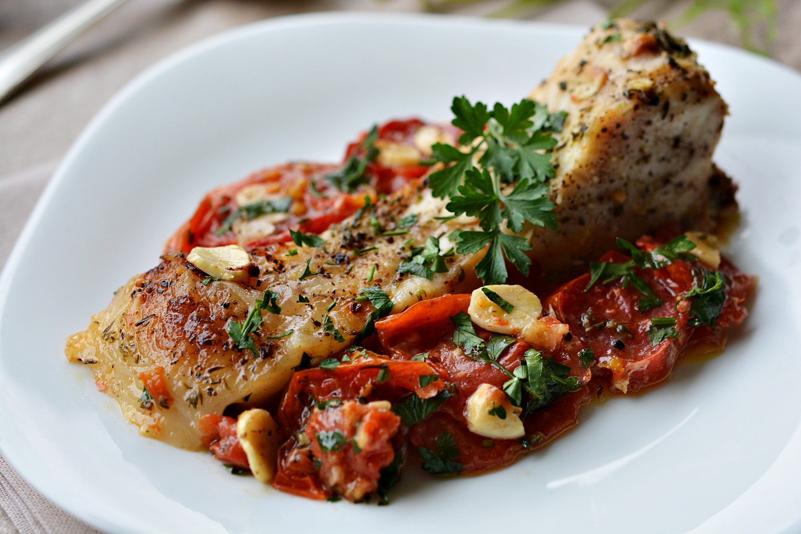 Reteta simpla si gustoasa de peste cu rosii si usturoi la cuptor: preparat sanatos si plin de savoare