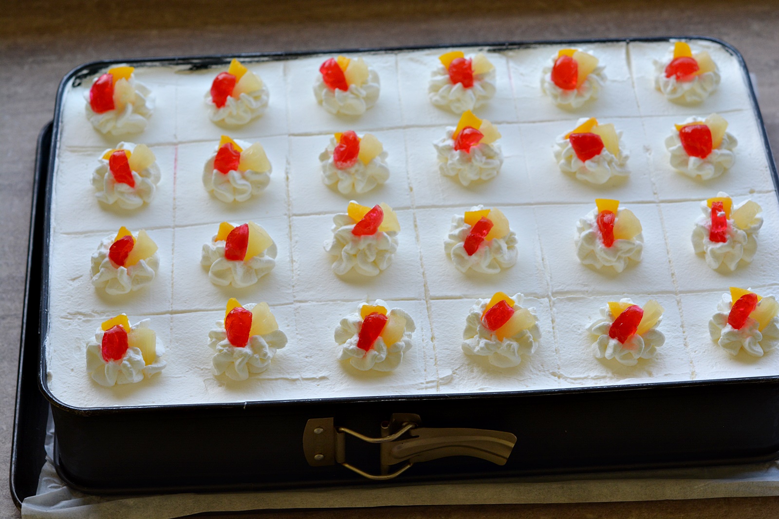 Prajitura Diplomat cu fructe si frisca - reteta clasica