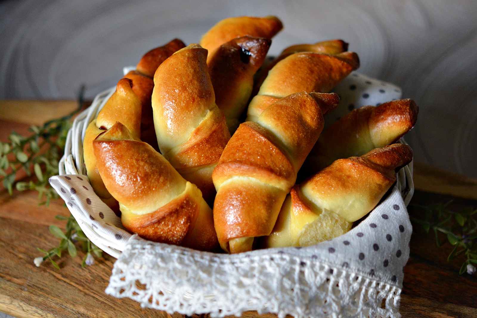 Cornuri pufoase cu gem - reteta simpla si delicioasa