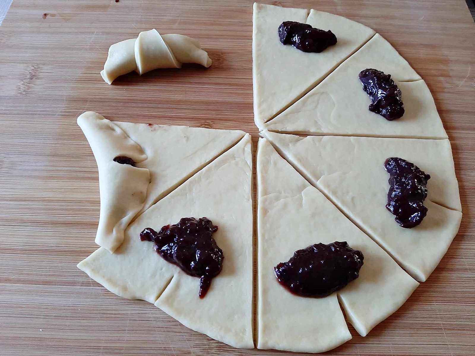 Cornuri pufoase cu gem - reteta simpla si delicioasa