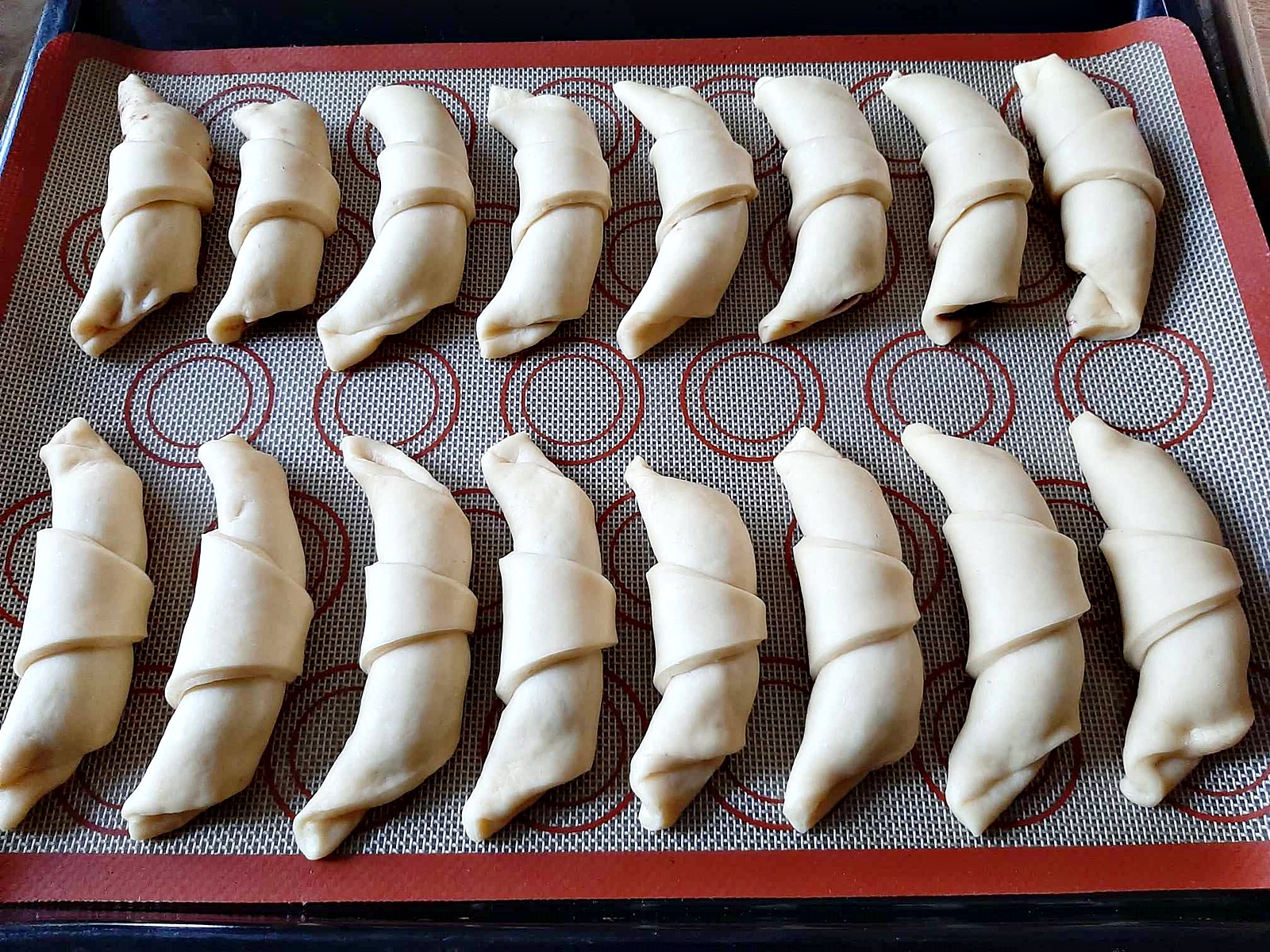 Cornuri pufoase cu gem - reteta simpla si delicioasa