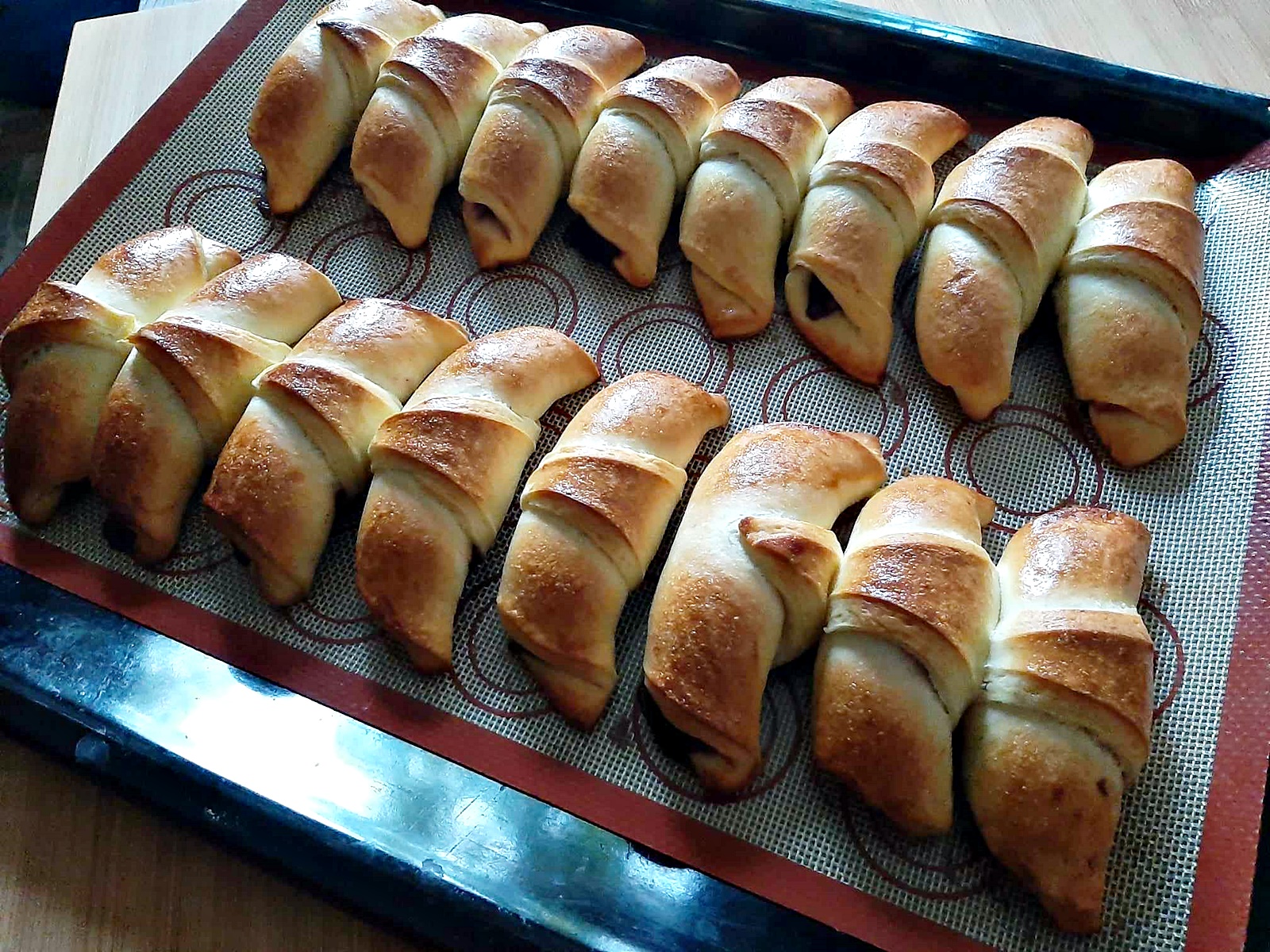 Cornuri pufoase cu gem - reteta simpla si delicioasa