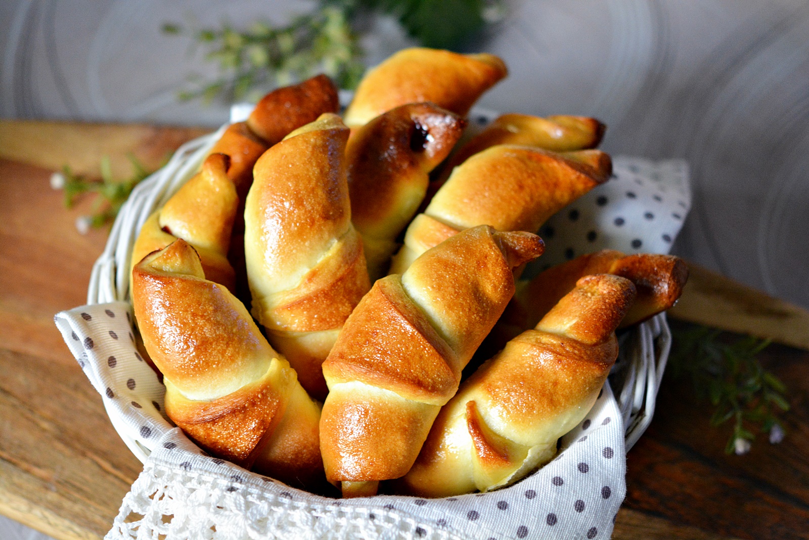 Cornuri pufoase cu gem - reteta simpla si delicioasa