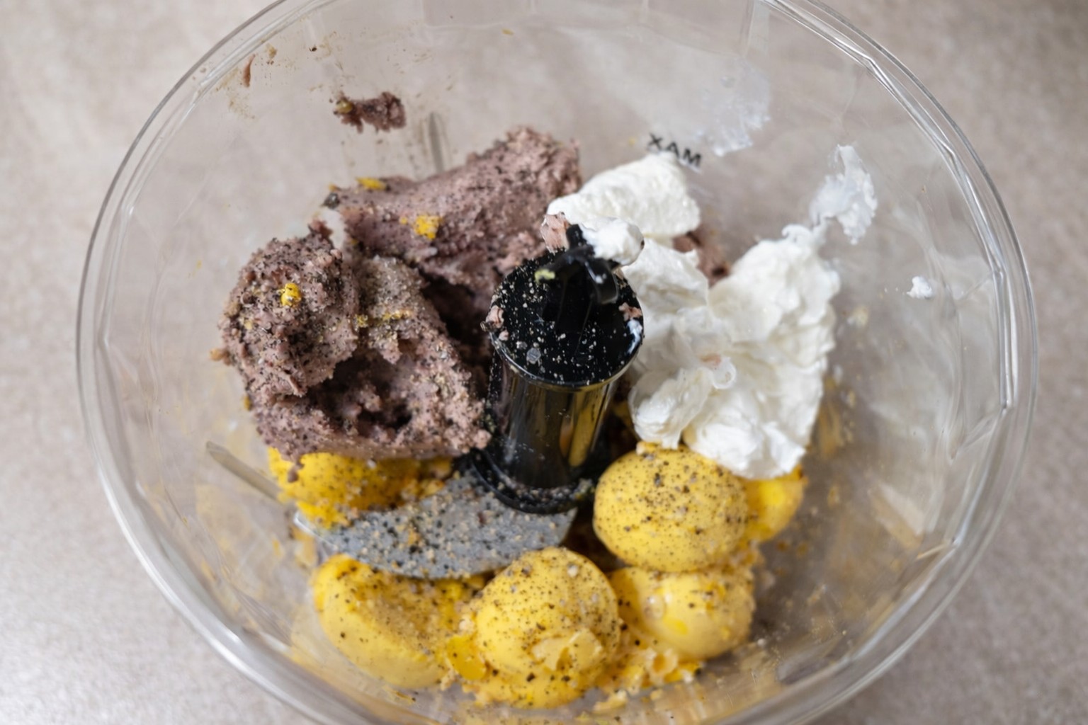 Oua umplute cu pate de ficat. Reteta rapida si savuroasa pentru aperitive delicioase