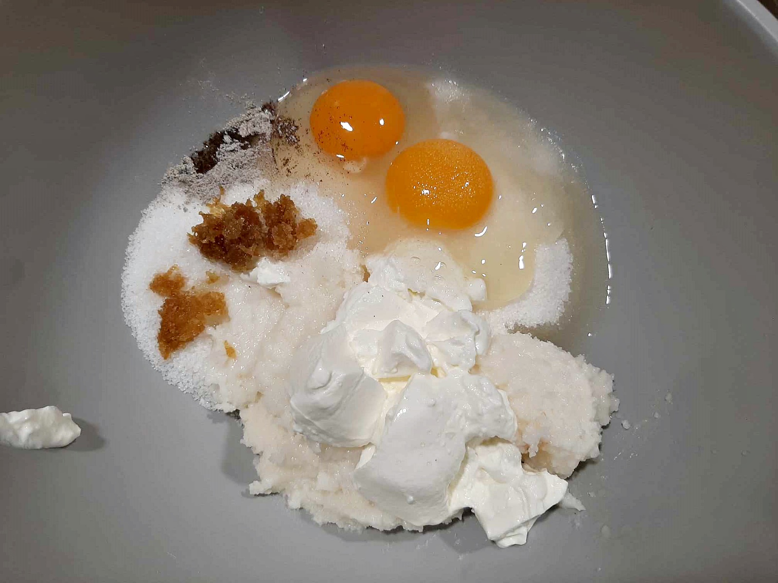 Prajitura cu aluat razuit si gem - reteta de prajitura raioasa