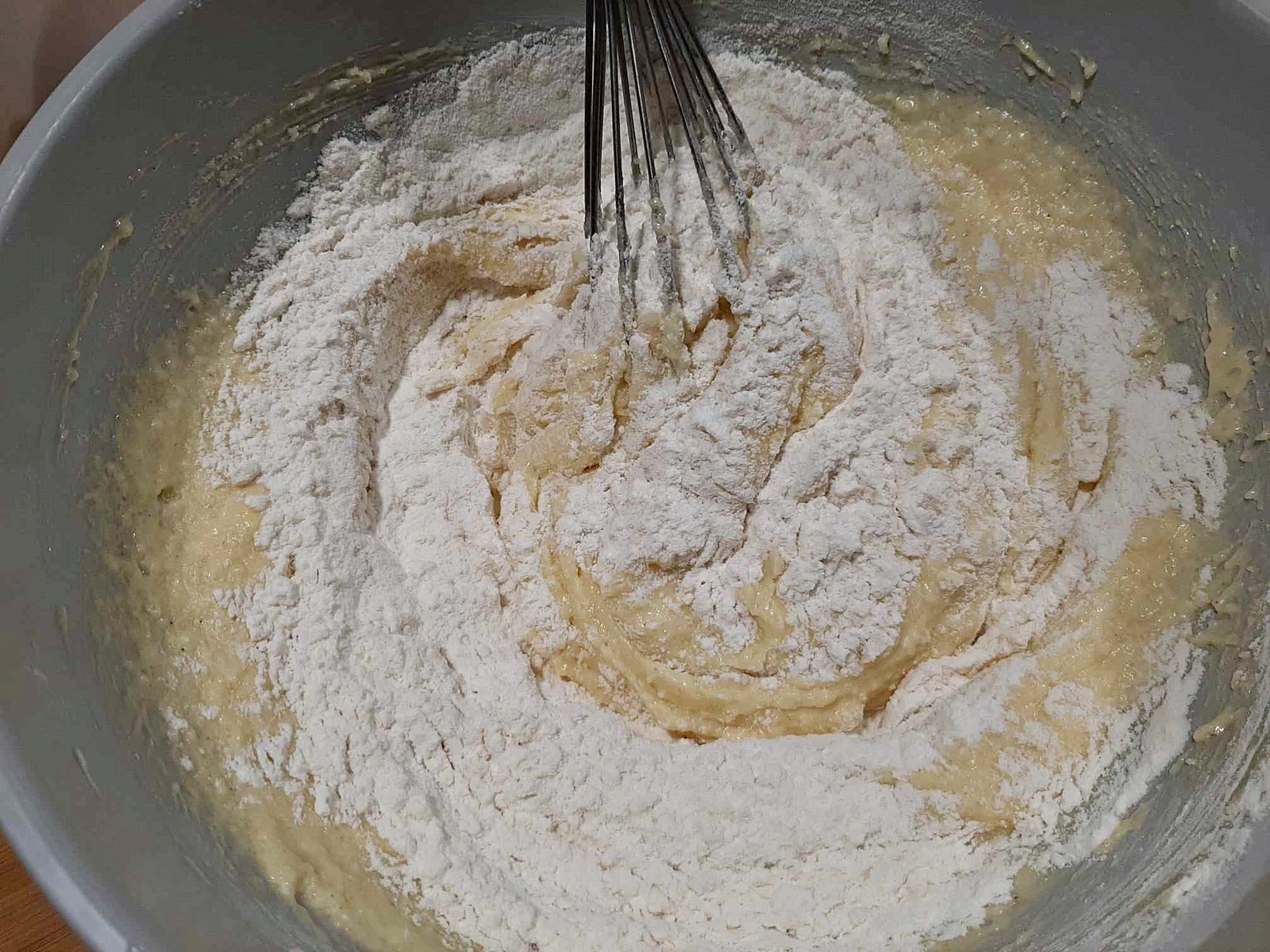 Prajitura cu aluat razuit si gem - reteta de prajitura raioasa