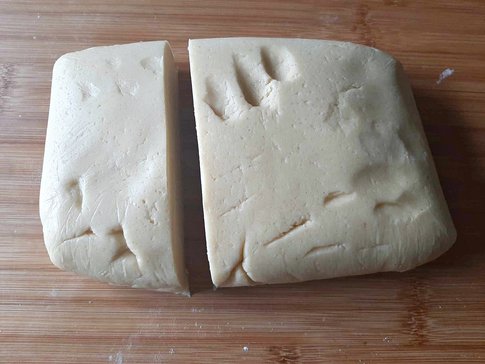 Prajitura cu aluat razuit si gem - reteta de prajitura raioasa