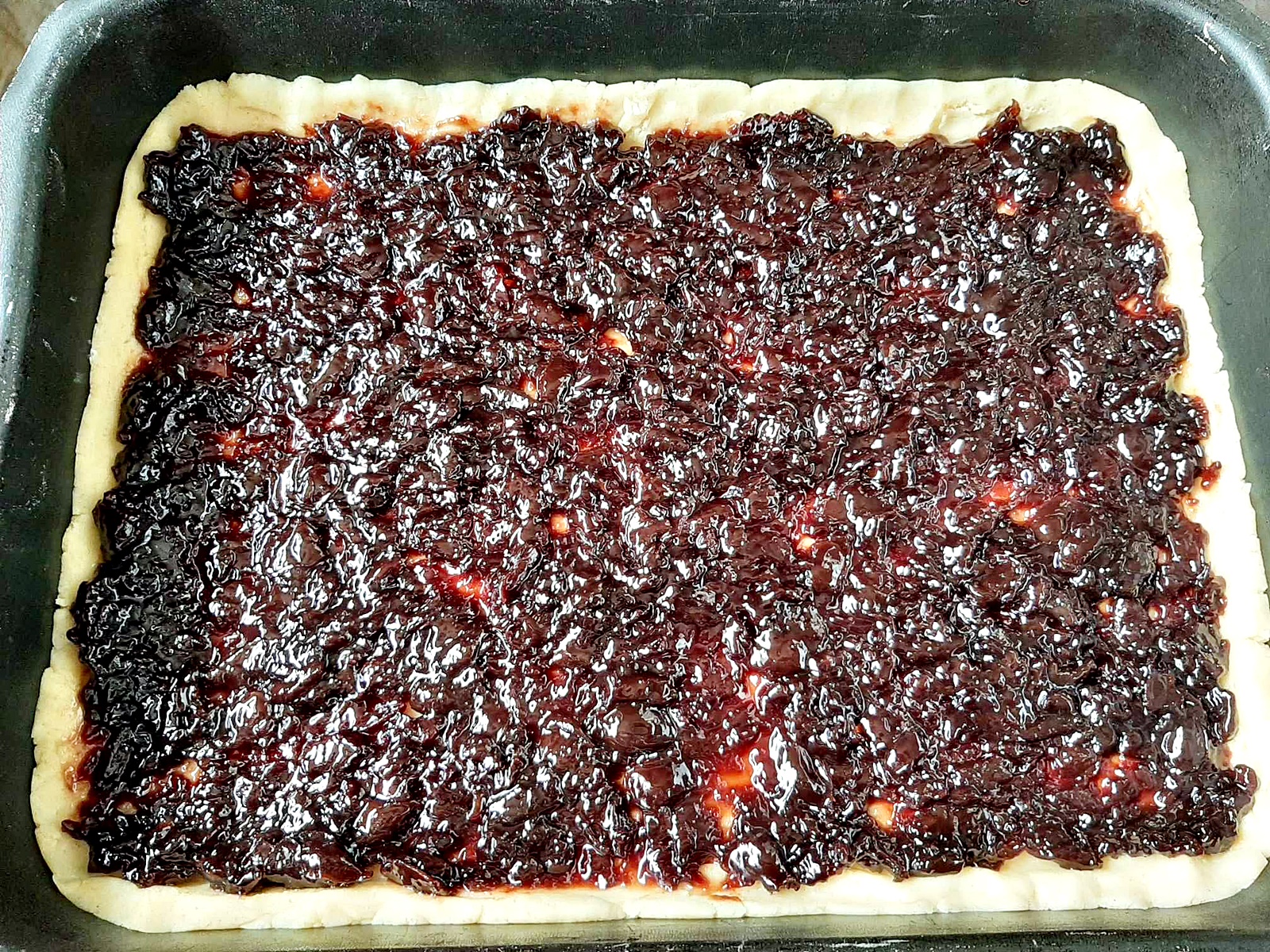 Prajitura cu aluat razuit si gem - reteta de prajitura raioasa