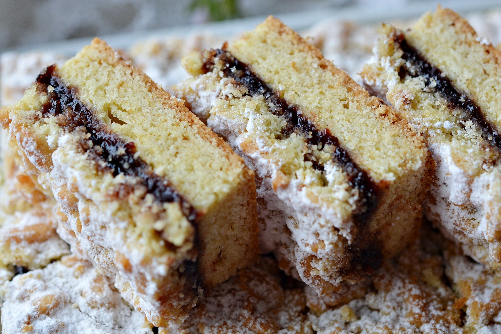 Prajitura cu aluat razuit si gem - reteta de prajitura raioasa