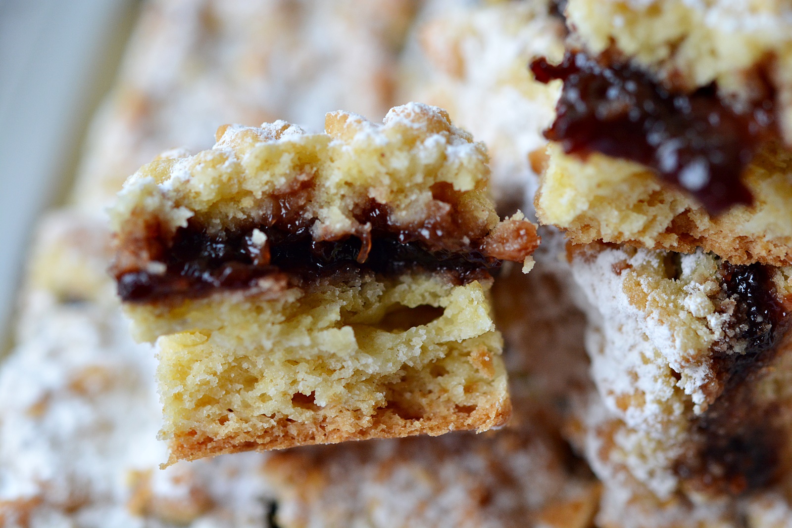 Prajitura cu aluat razuit si gem - reteta de prajitura raioasa