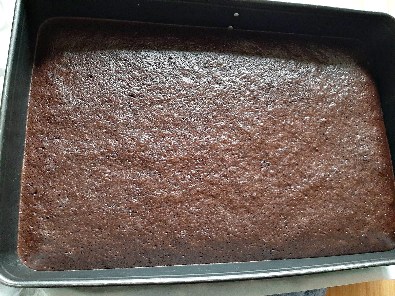 Prajitura Bounty cu crema de cocos, blat umed de cacao si glazura de ciocolata