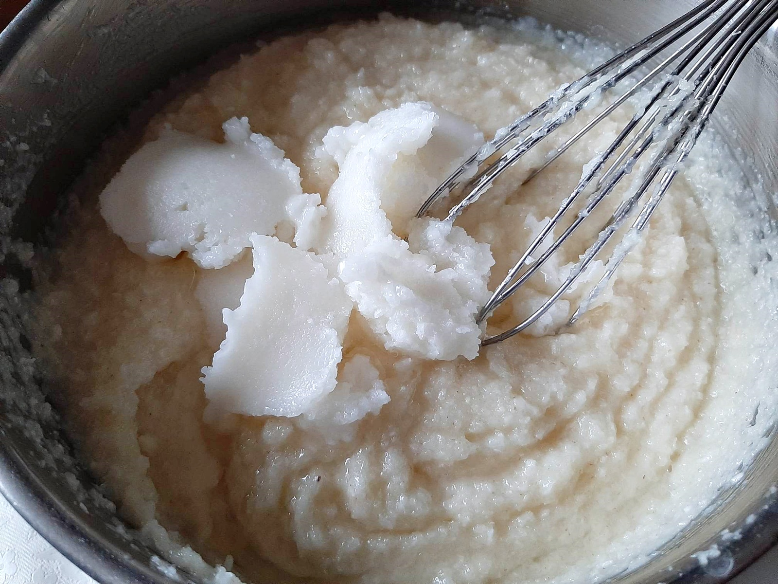 Prajitura Bounty cu crema de cocos, blat umed de cacao si glazura de ciocolata