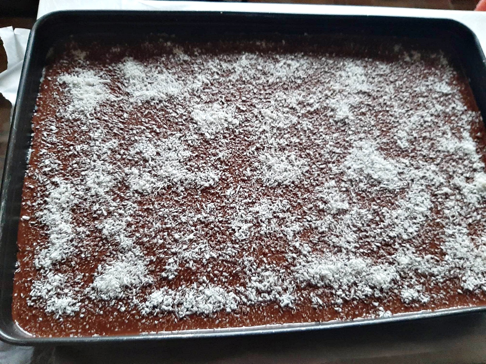 Prajitura Bounty cu crema de cocos, blat umed de cacao si glazura de ciocolata