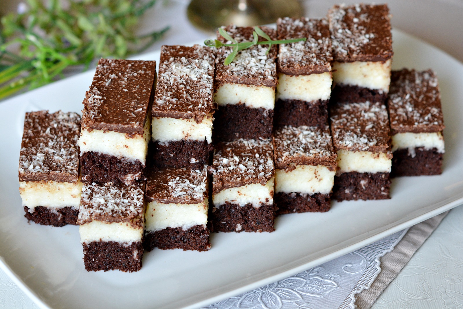 Prajitura Bounty cu crema de cocos, blat umed de cacao si glazura de ciocolata