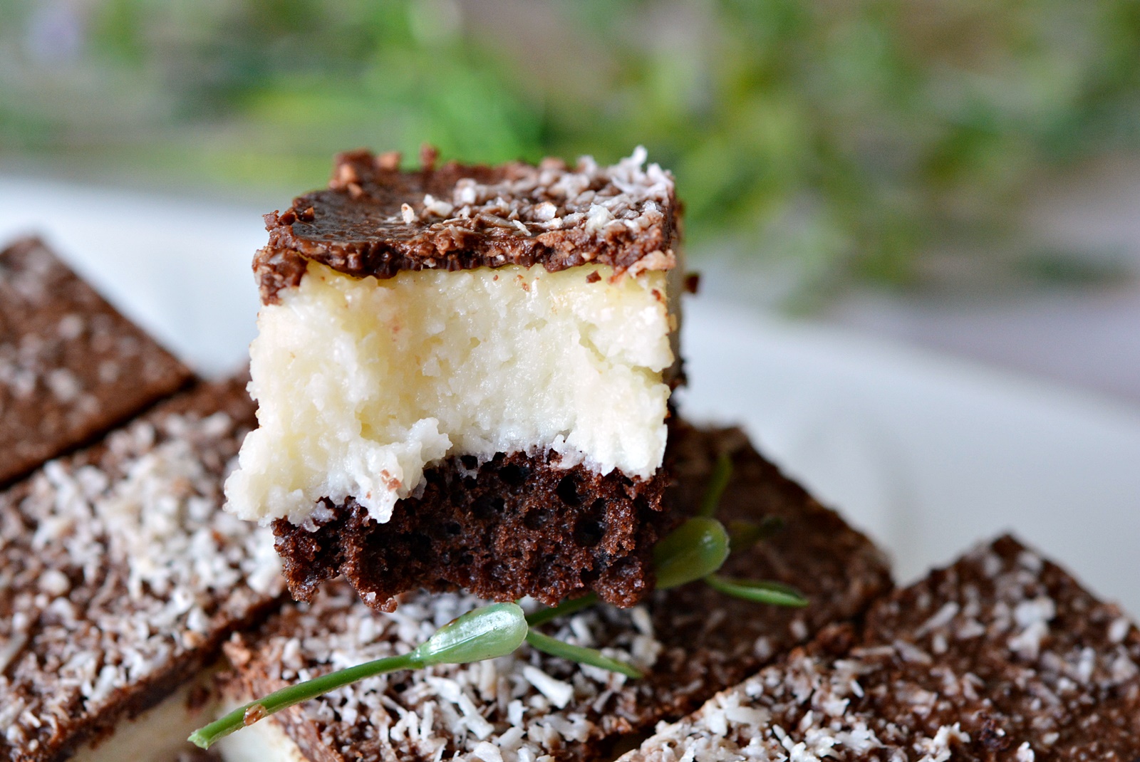 Prajitura Bounty cu crema de cocos, blat umed de cacao si glazura de ciocolata