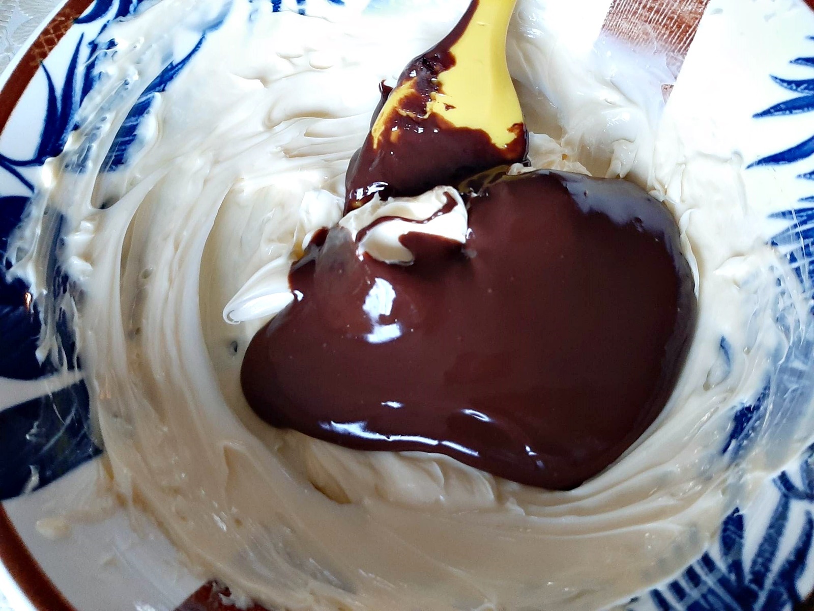 Reteta de crema de ciocolata pentru torturi si prajituri