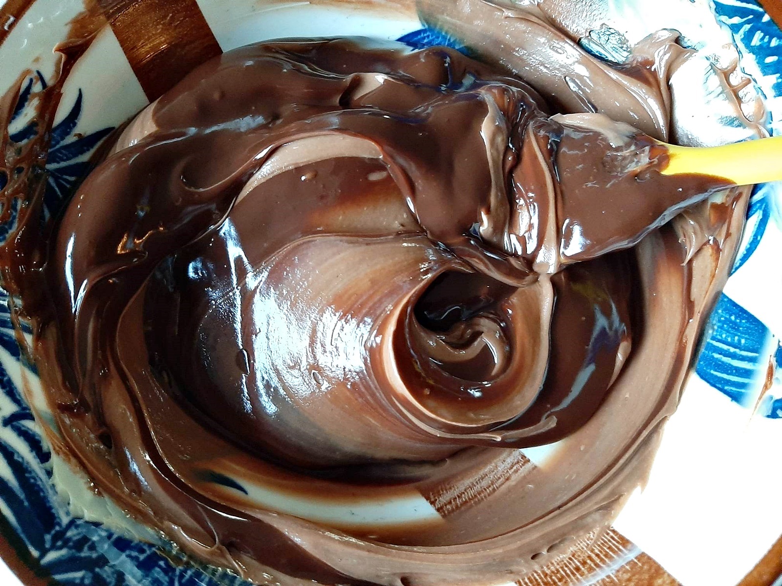 Reteta de crema de ciocolata pentru torturi si prajituri
