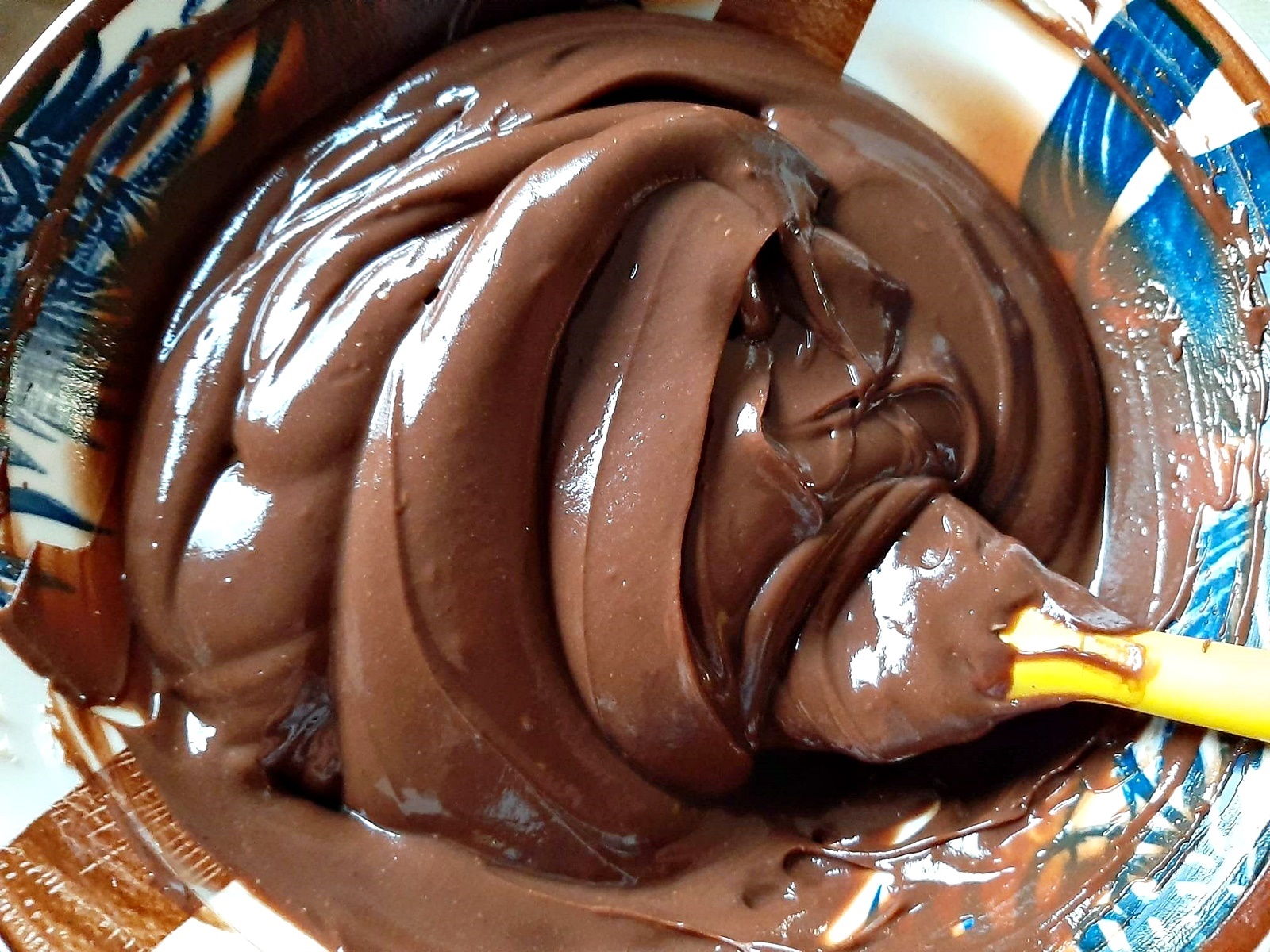 Reteta de crema de ciocolata pentru torturi si prajituri