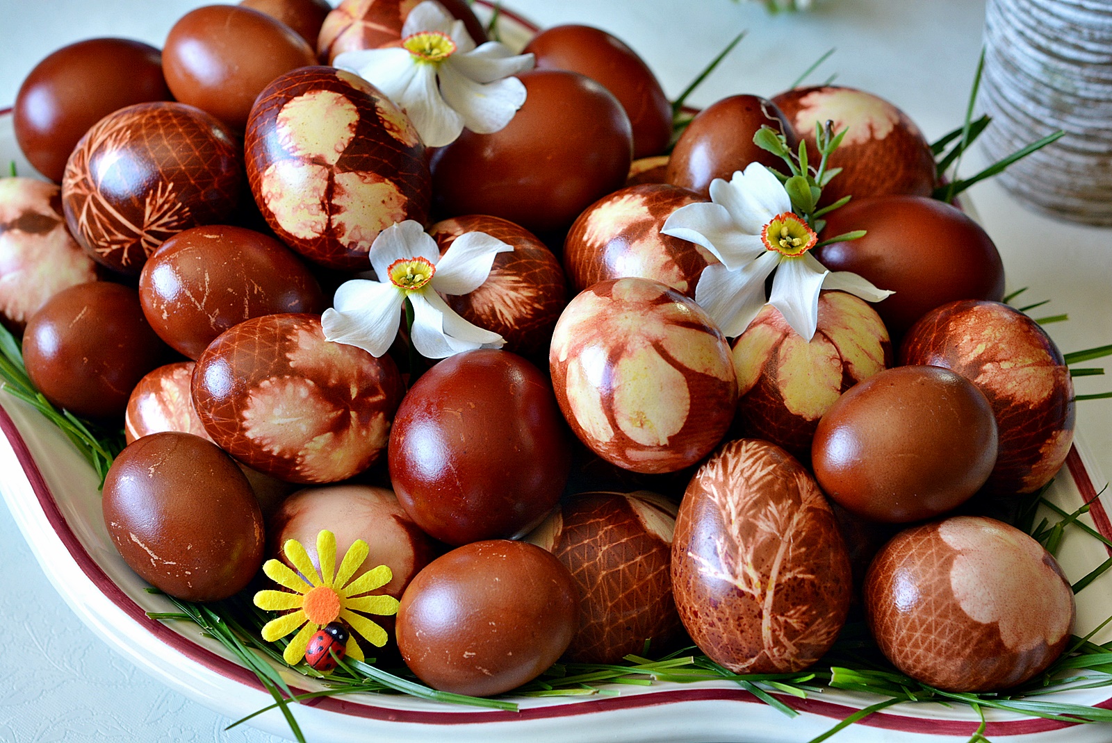 Oua vopsite natural  in foi de ceapa - metoda traditionala explicata pas cu pas