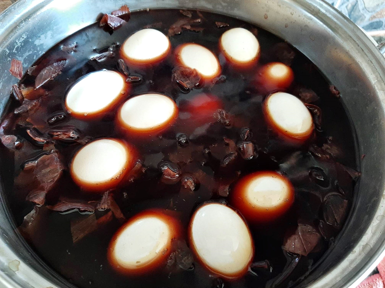 Oua vopsite natural  in foi de ceapa - metoda traditionala explicata pas cu pas