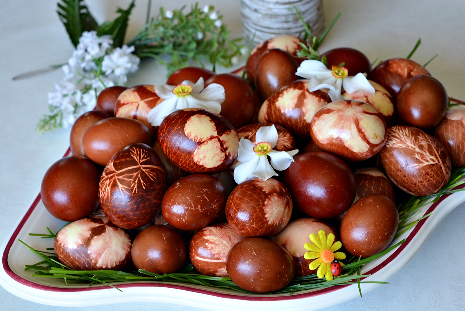 Oua vopsite natural  in foi de ceapa - metoda traditionala explicata pas cu pas