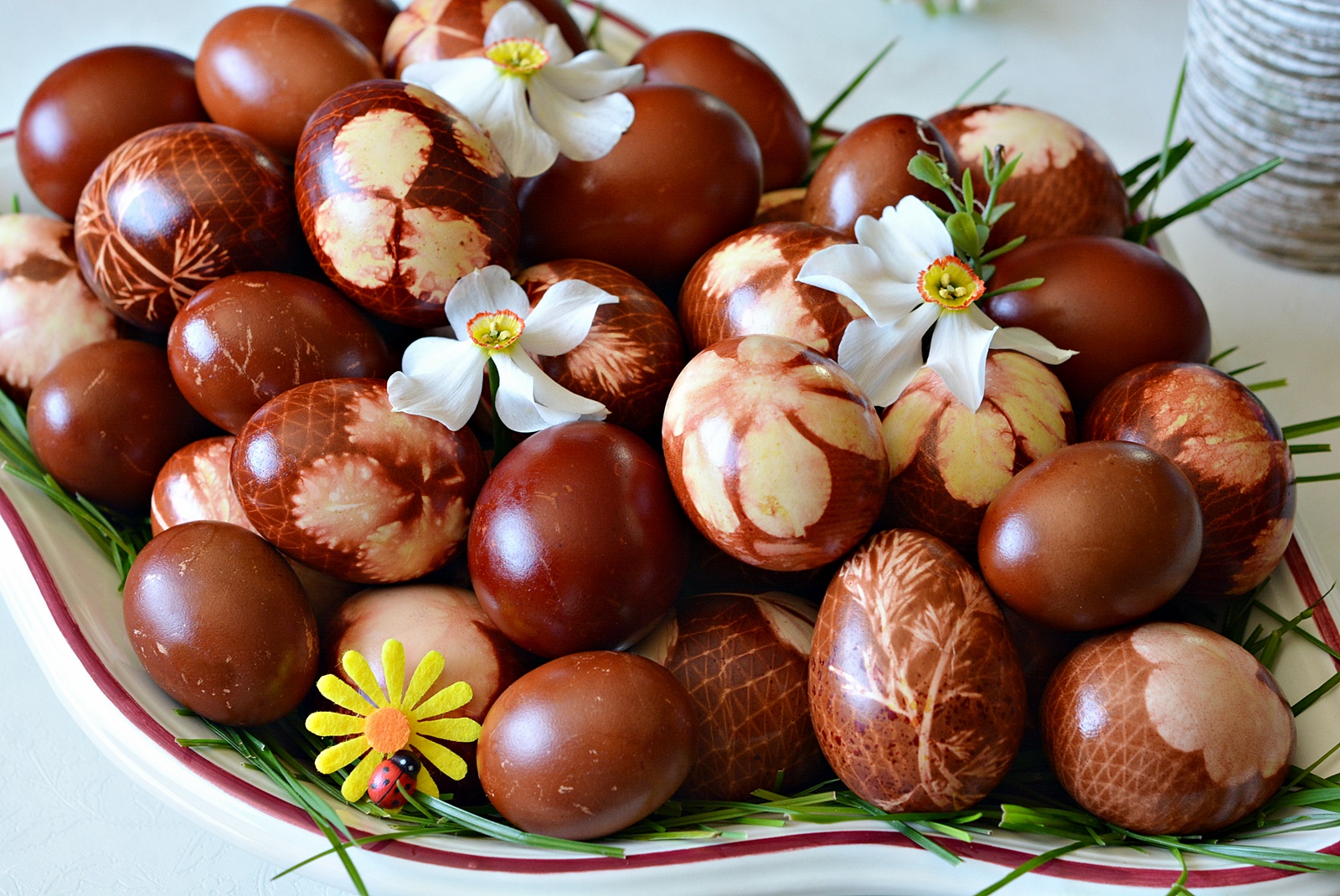 Oua vopsite natural  in foi de ceapa - metoda traditionala explicata pas cu pas