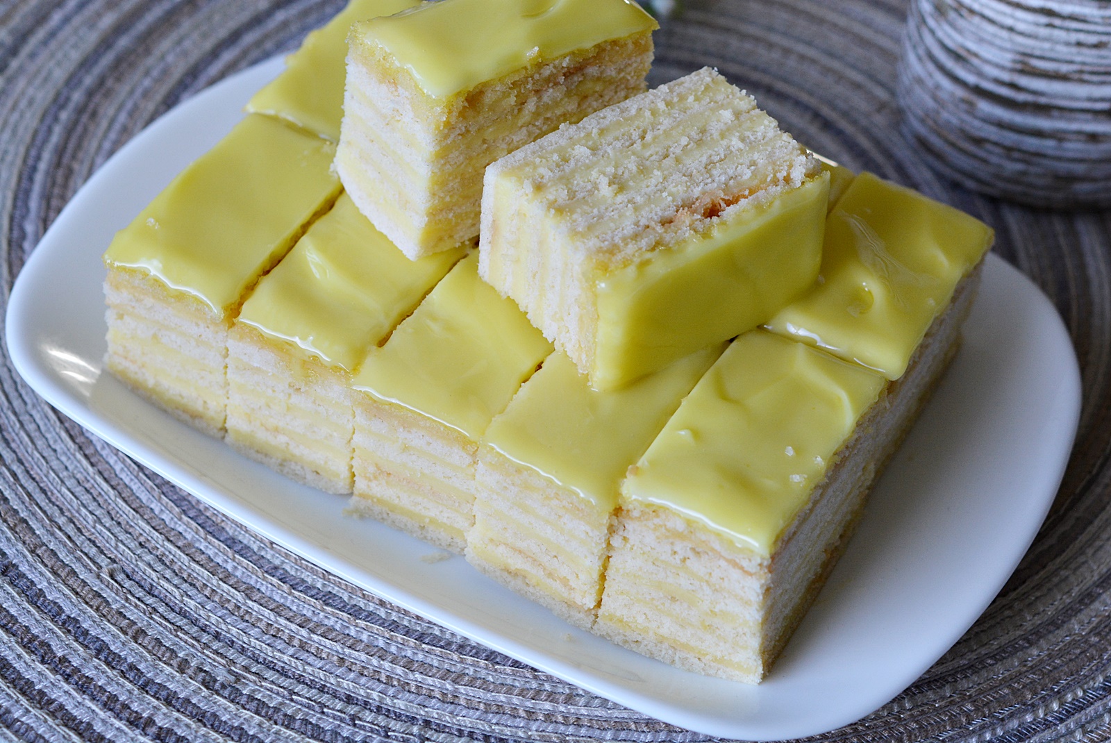 Prajitura cu foi si crema de lamaie. Reteta delicioasa si aromata pentru desertul perfect