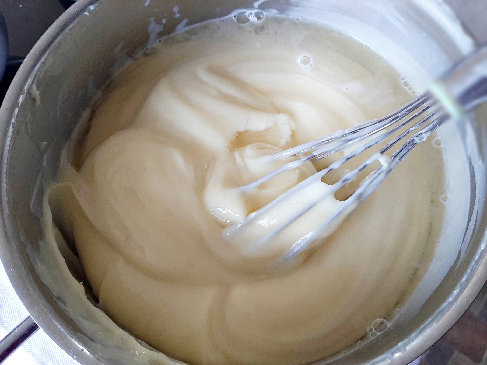 Prajitura cu crema de vanilie si jeleu de capsuni, fina si delicioasa