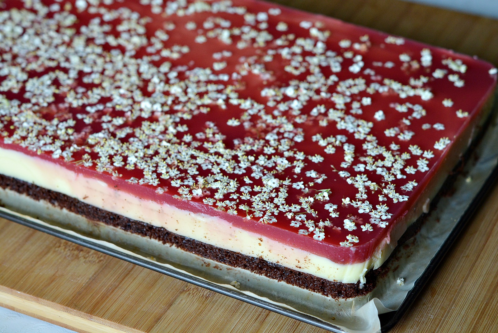 Prajitura cu crema de vanilie si jeleu de capsuni, fina si delicioasa