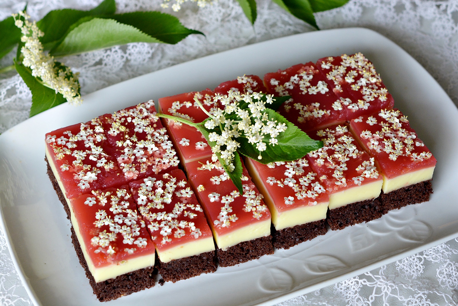 Prajitura cu crema de vanilie si jeleu de capsuni, fina si delicioasa