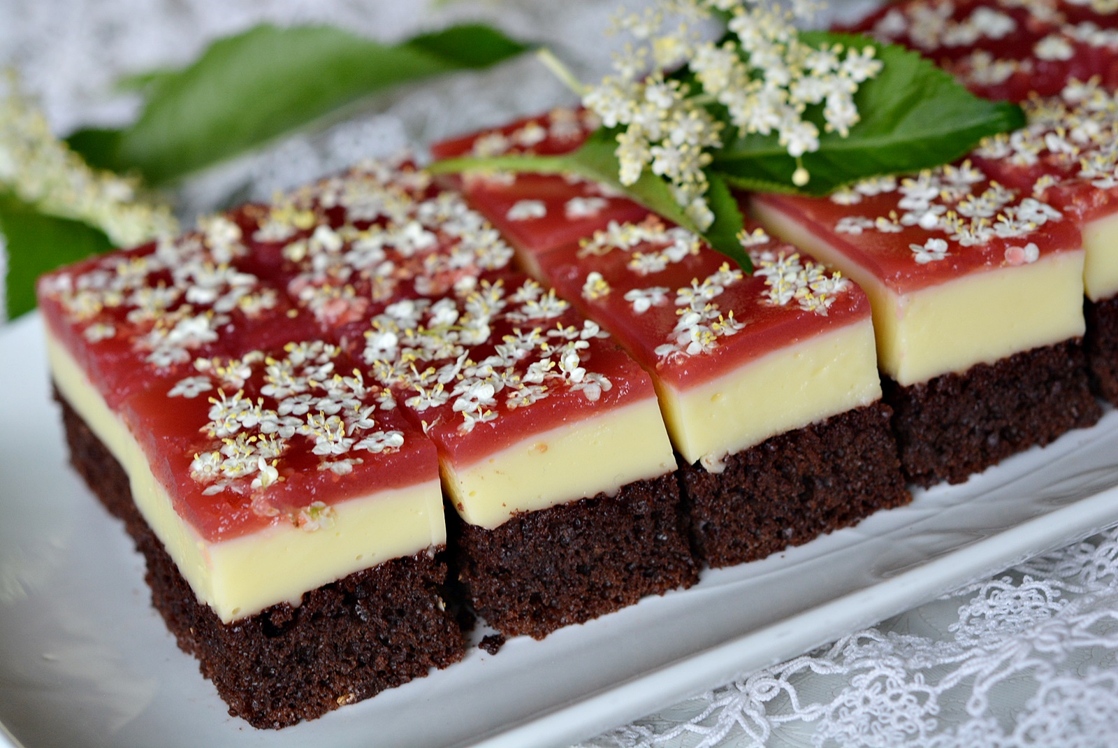 Prajitura cu crema de vanilie si jeleu de capsuni, fina si delicioasa