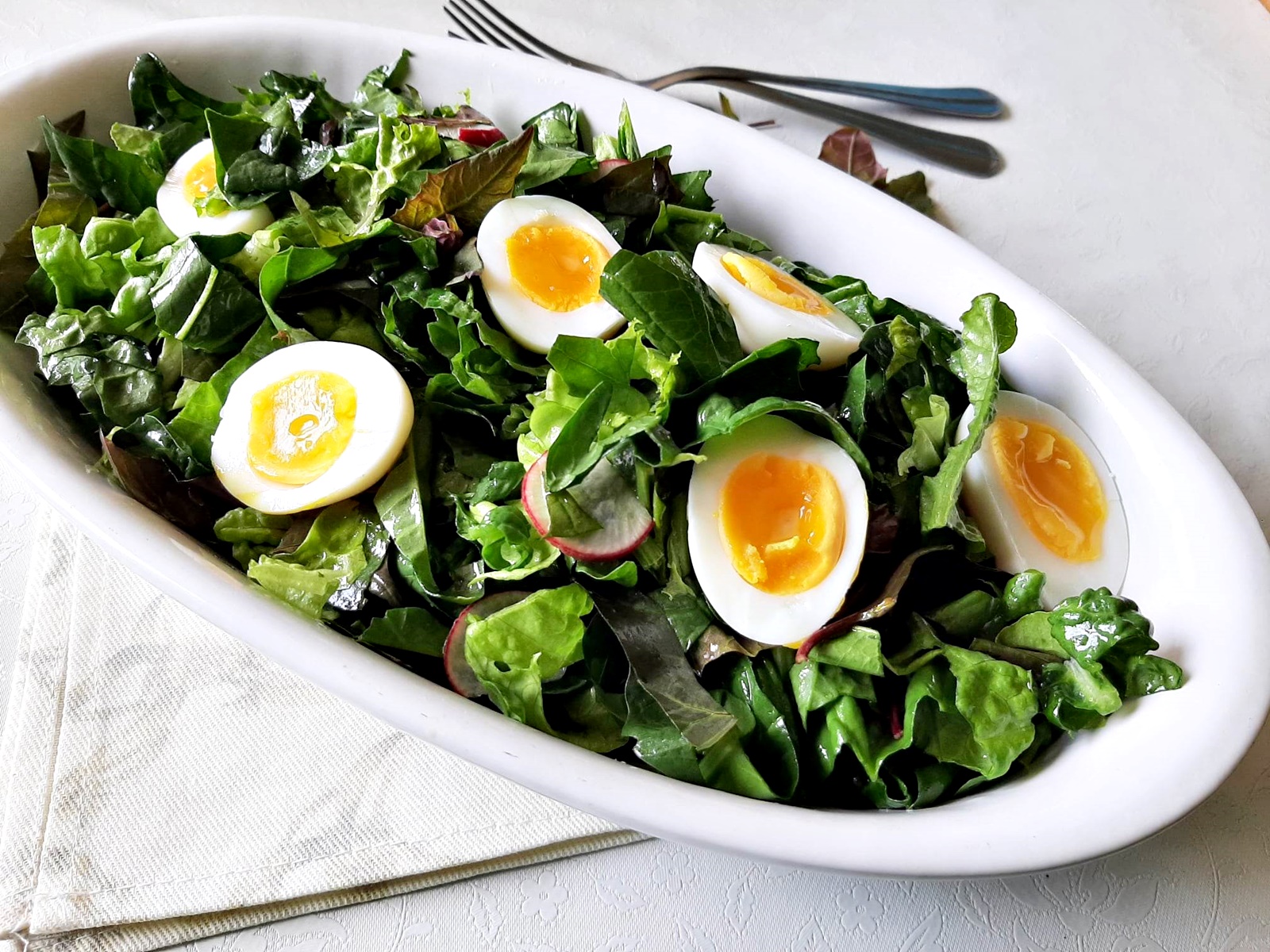 Salata de primavara cu oua. Cea mai simpla si delicioasa reteta