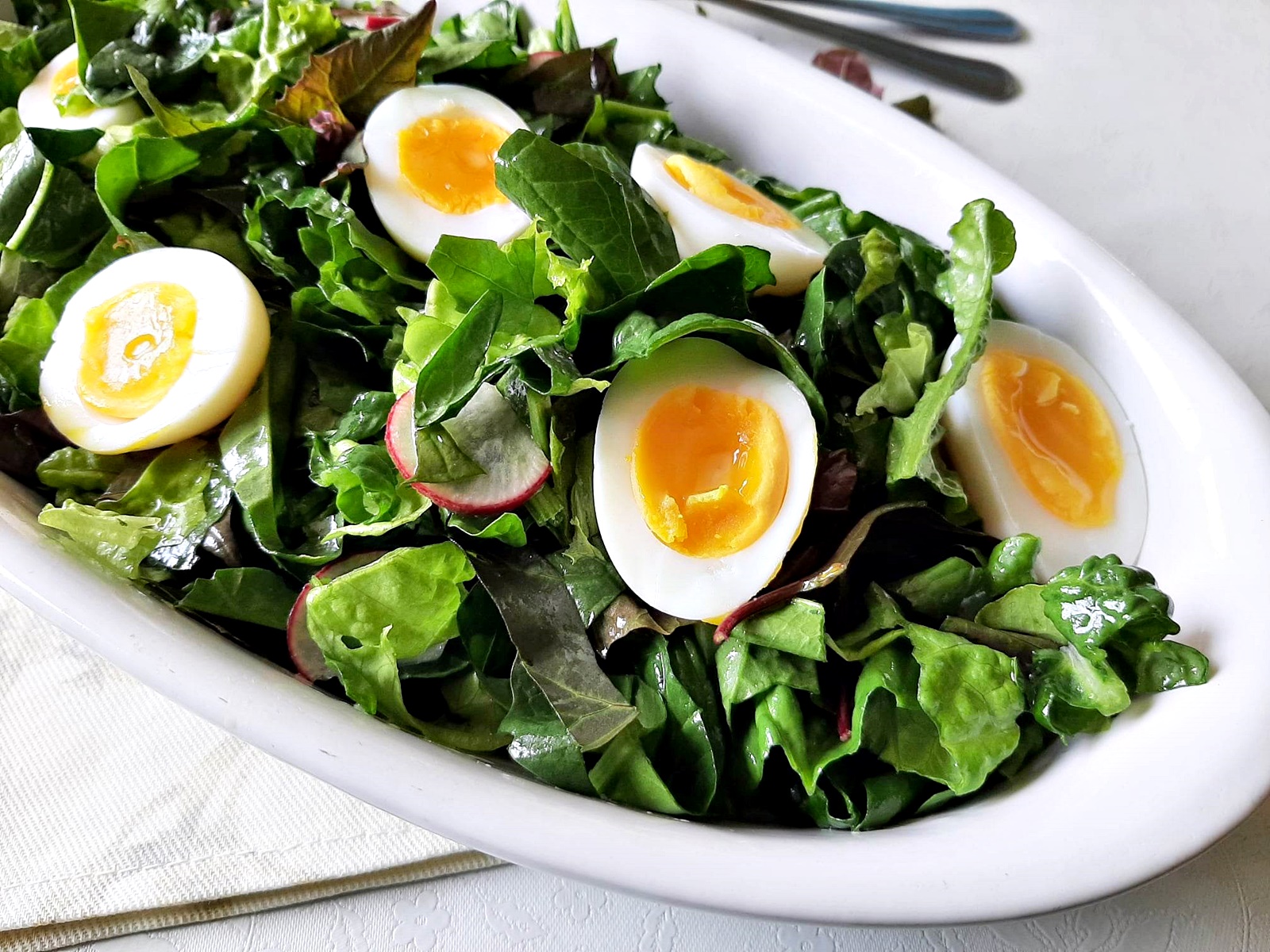Salata de primavara cu oua. Cea mai simpla si delicioasa reteta