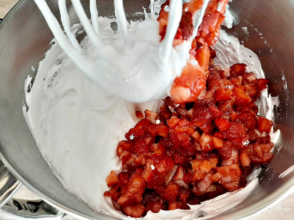 Spuma de capsuni cu bezea italiana - desert fin, aerat si delicios
