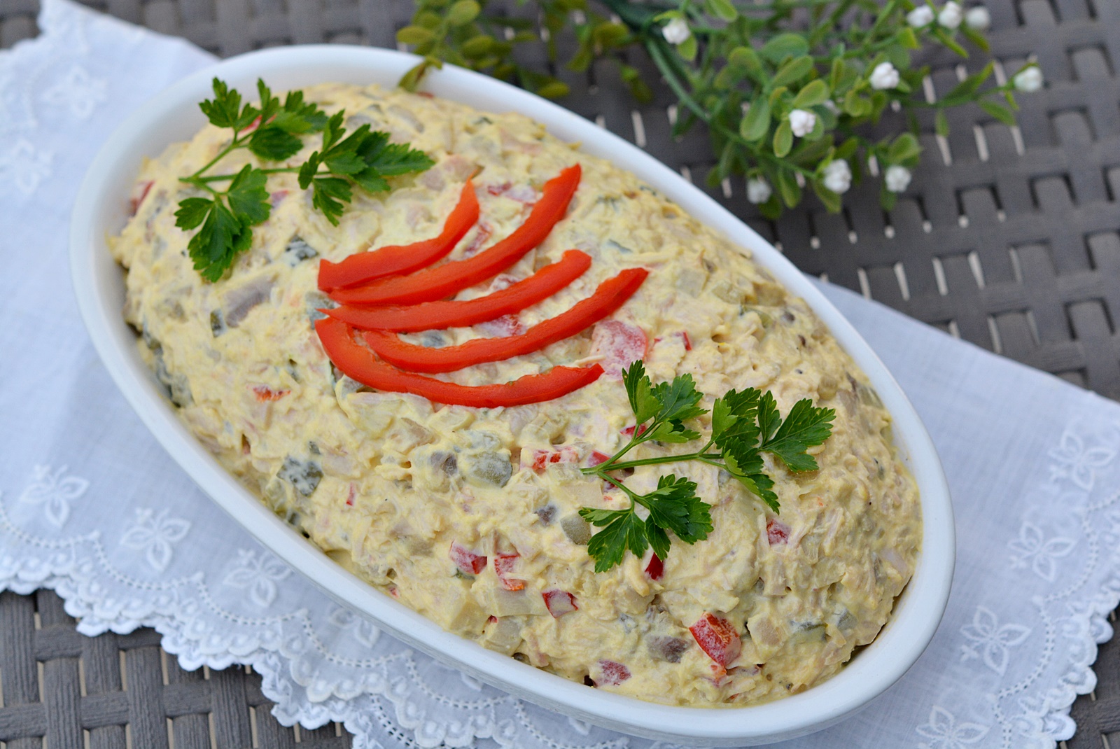 Salata de pui cu ciuperci si maioneza. Reteta usoara si gustoasa, perfecta pentru orice ocazie