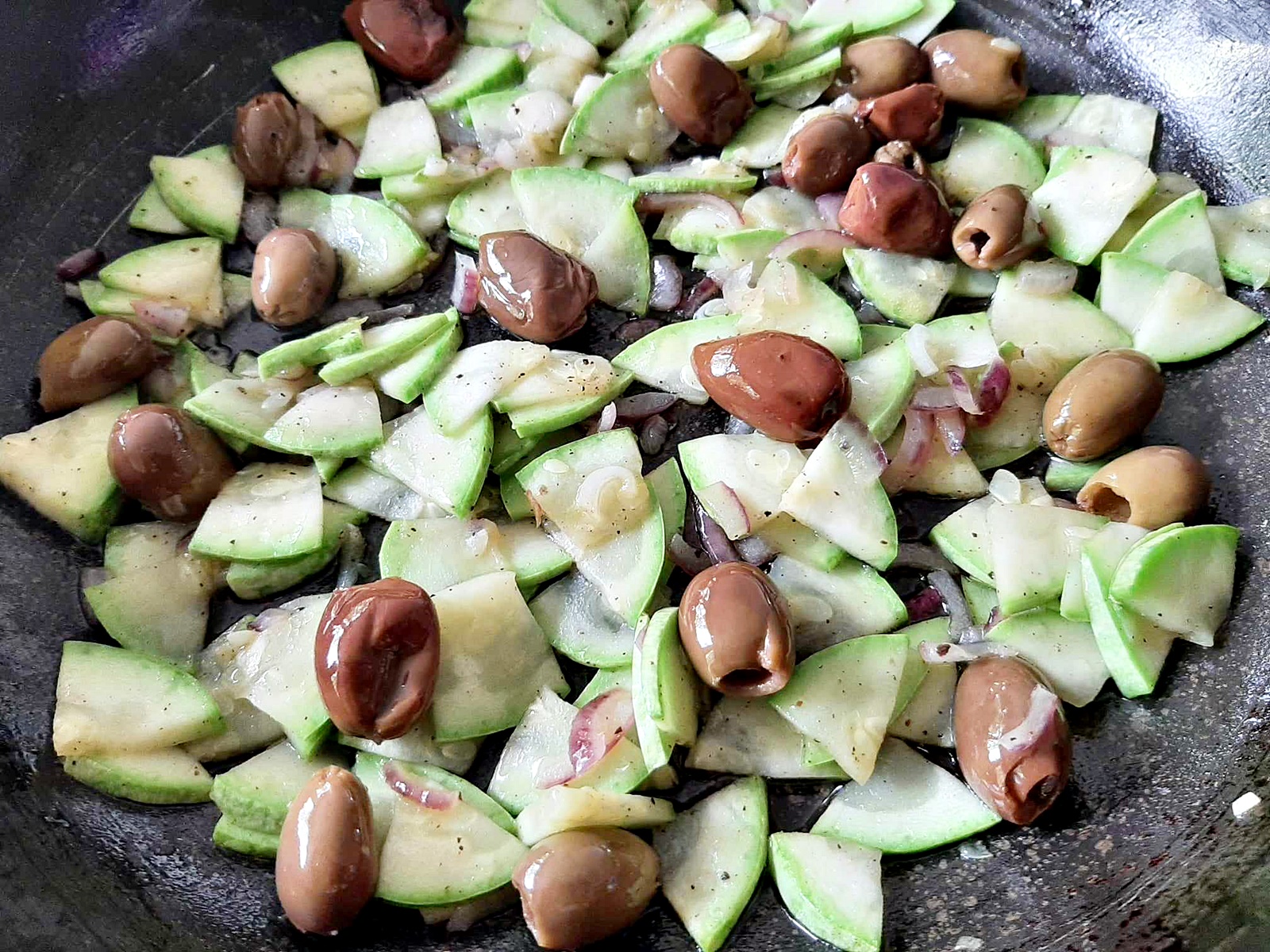 Omleta cu dovlecei si masline. Reteta perfecta pentru un mic dejun sanatos