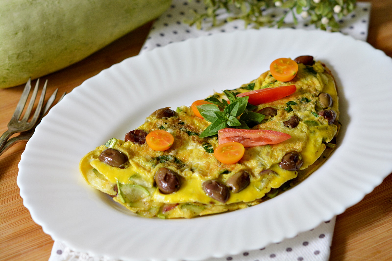 Omleta cu dovlecei si masline. Reteta perfecta pentru un mic dejun sanatos