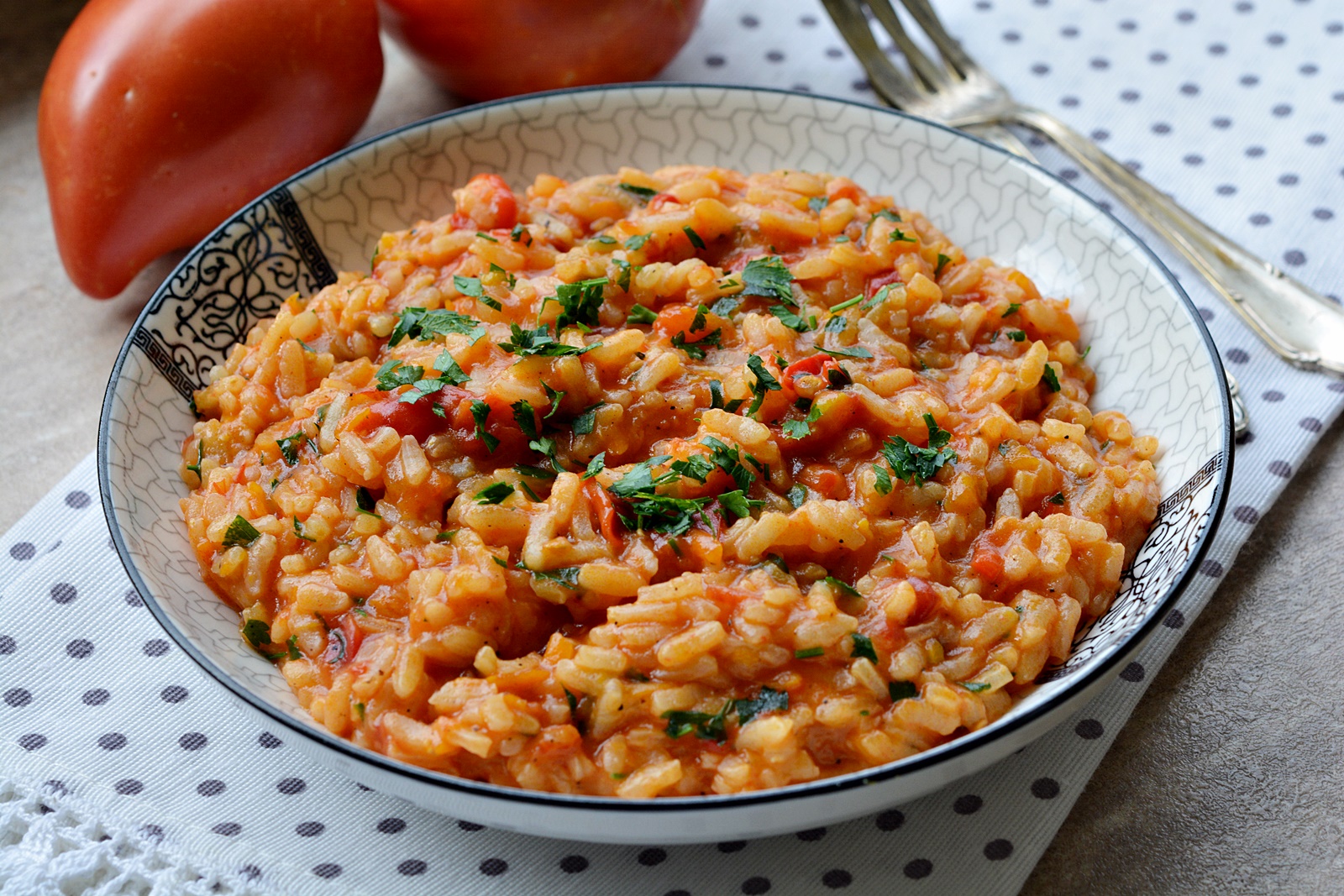 Orez cu rosii, o reteta ieftina, rapida si delicioasa