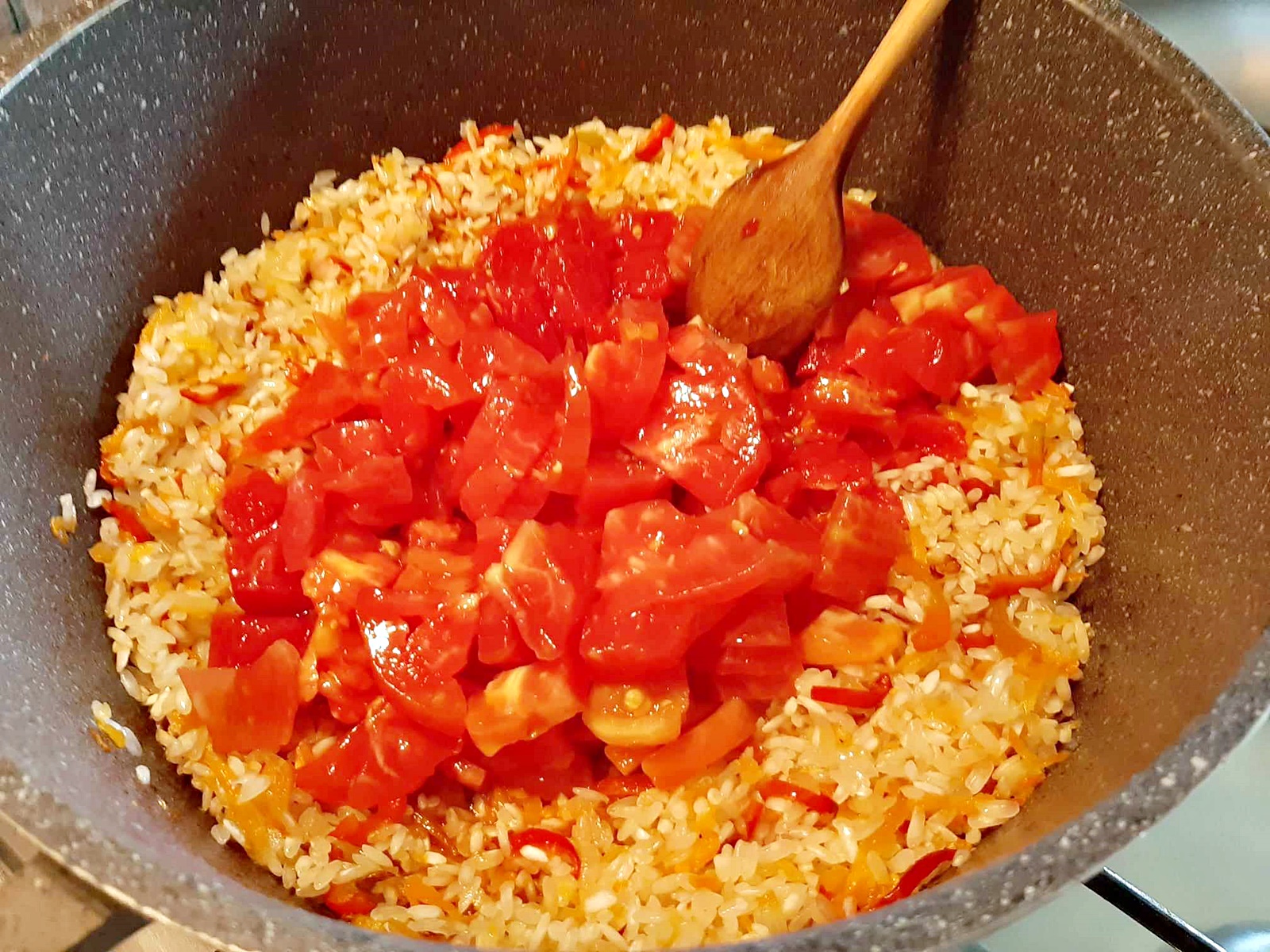 Orez cu rosii, o reteta ieftina, rapida si delicioasa