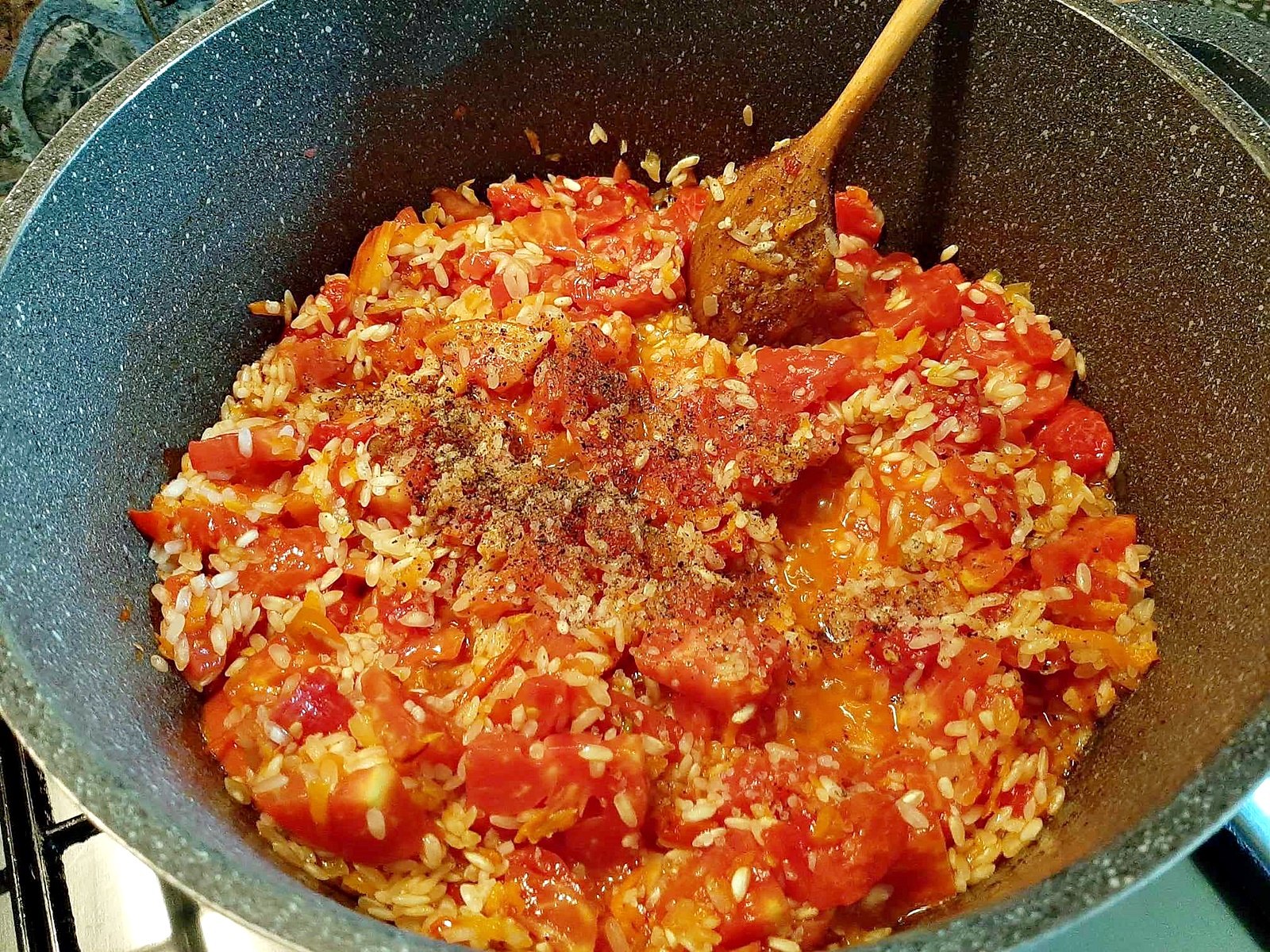 Orez cu rosii, o reteta ieftina, rapida si delicioasa