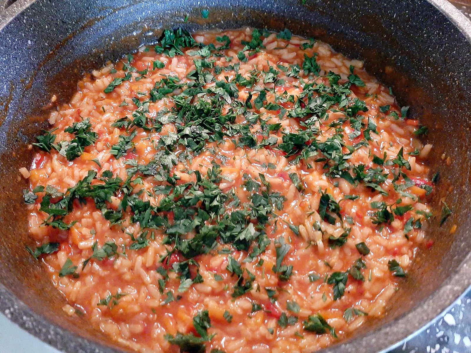 Orez cu rosii, o reteta ieftina, rapida si delicioasa